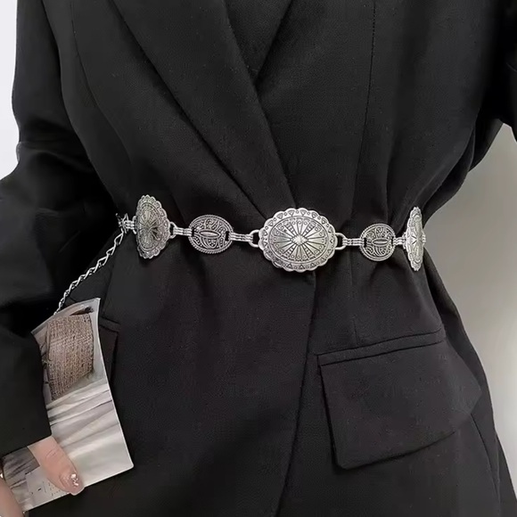 Vintage Elegant Silver Chain Medallion Belt - Picture 3 of 3